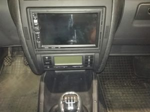 montáž 2 DIN autoradia