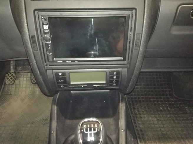 montáž 2 DIN autoradia