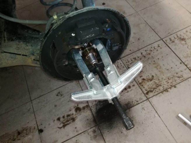 Univerzální tříramenný stahovák