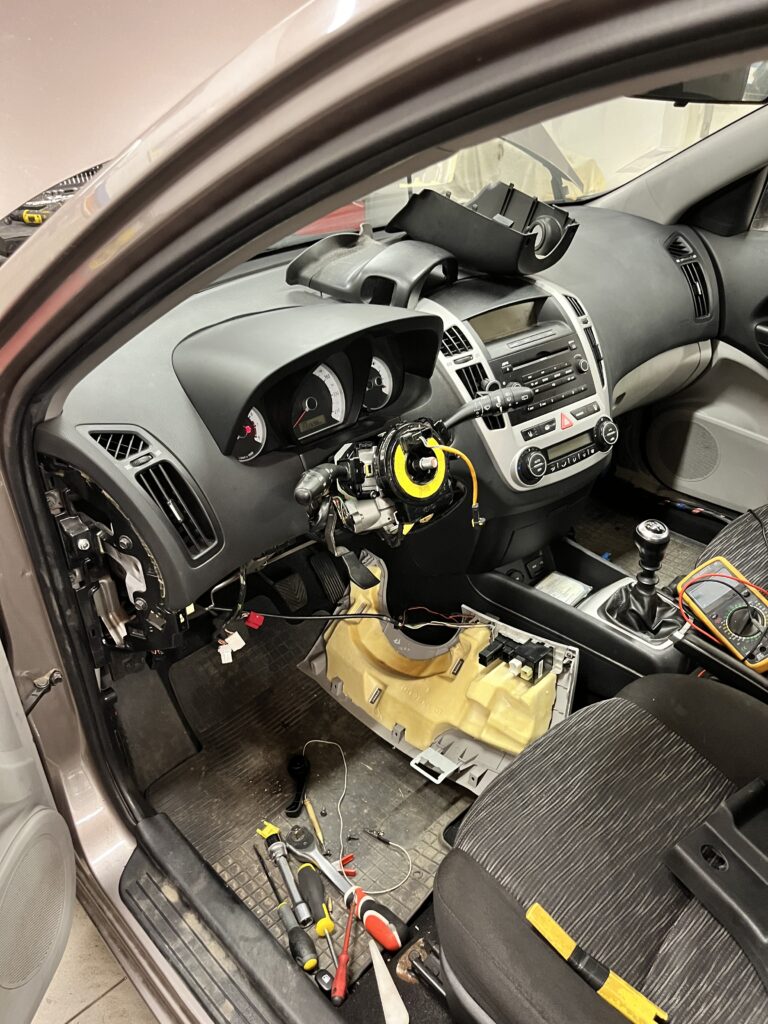 KIA Ceed demontáž přístrojů