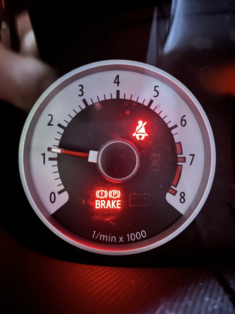 KIA Ceed kontrolka ruční brzdy